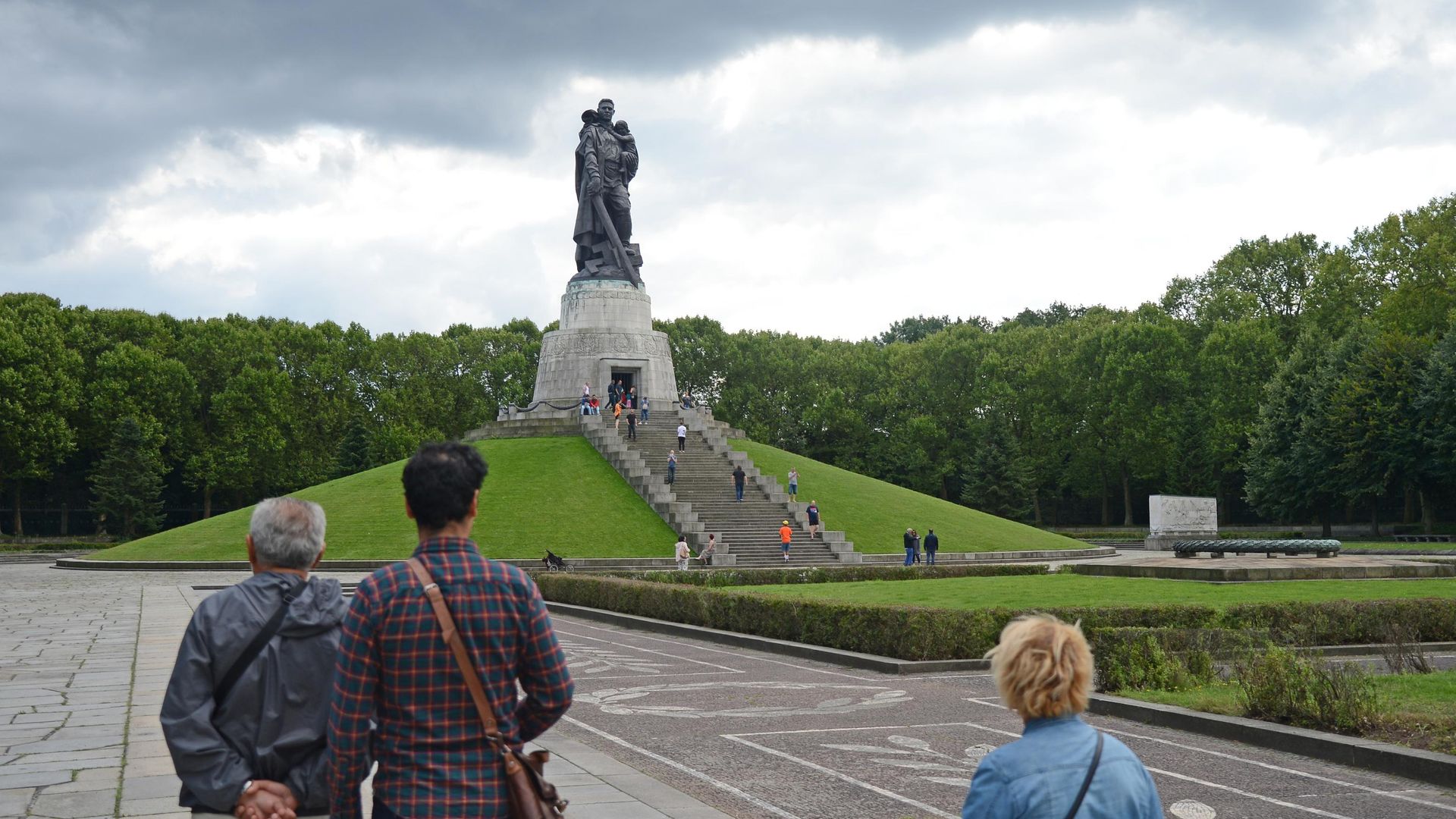 Мемориал в Трептов-парке в Берлин Мемориал в Трептов-парке в Берлин - РИА Новости, 1920, 03.05.2021