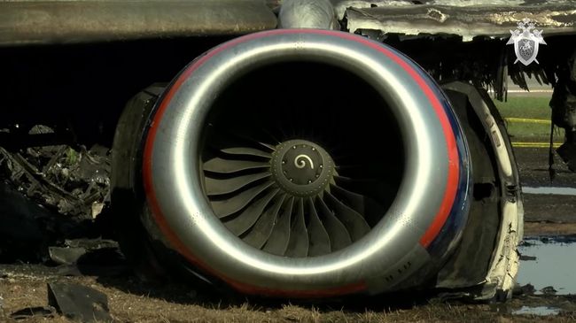 Фрагмент обгоревшего самолета компании Аэрофлот Sukhoi Superjet-100 на летном поле в аэропорту Шереметьево