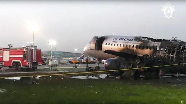 Хвостовая часть самолета SSJ-100, совершившего в понедельник жесткую посадку в московском аэропорту Шереметьево Хвостовая часть самолета SSJ-100, совершившего в понедельник жесткую посадку в московском аэропорту Шереметьево