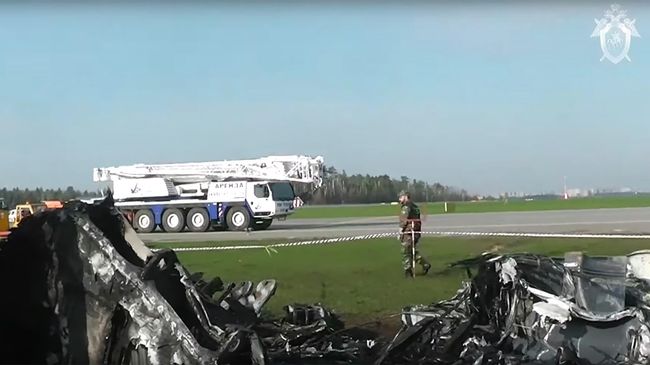 Место жесткой посадки самолета SSJ-100 в московском аэропорту Шереметьево Место жесткой посадки самолета SSJ-100 в московском аэропорту Шереметьево
