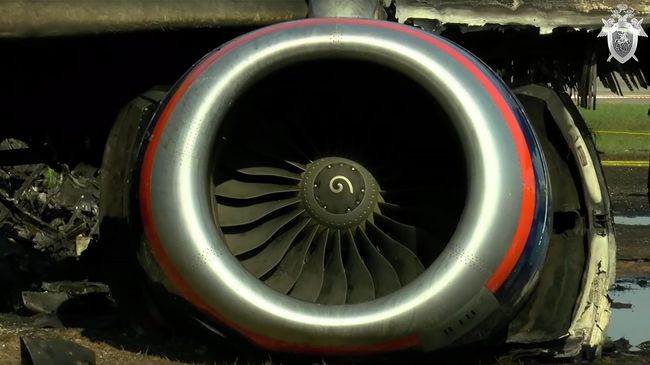 Место жесткой посадки самолета SSJ-100 в московском аэропорту Шереметьево Место жесткой посадки самолета SSJ-100 в московском аэропорту Шереметьево