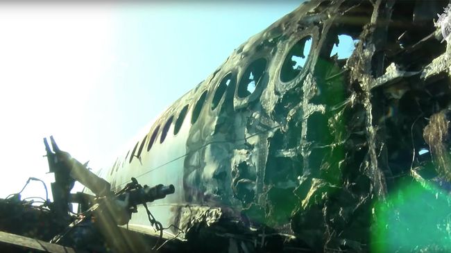 Место жесткой посадки самолета SSJ-100 в московском аэропорту Шереметьево Место жесткой посадки самолета SSJ-100 в московском аэропорту Шереметьево
