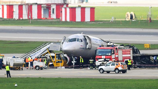 Обгоревший фюзеляж самолета компании Аэрофлот Sukhoi Superjet-100 на летном поле в аэропорту Шереметьево Обгоревший фюзеляж самолета компании Аэрофлот Sukhoi Superjet-100 на летном поле в аэропорту Шереметьево