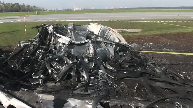 Место жесткой посадки самолета SSJ-100 в московском аэропорту Шереметьево Место жесткой посадки самолета SSJ-100 в московском аэропорту Шереметьево