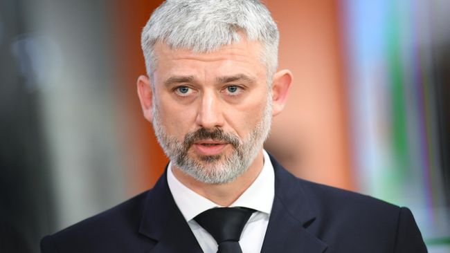 Министр транспорта РФ Евгений Дитрих во время брифинга в аэропорту Шереметьево