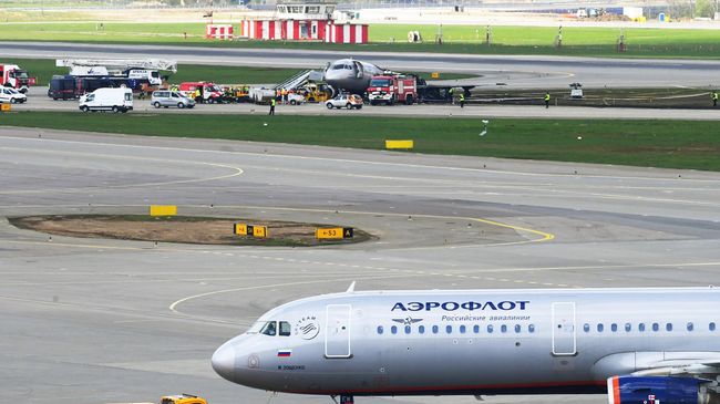 Обгоревший фюзеляж самолета компании Аэрофлот Sukhoi Superjet-100 на летном поле в аэропорту Шереметьево
