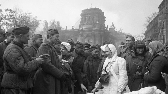 Освобожденные советские девушки, угнанные в Германию из Украины Освобожденные советские девушки, угнанные в Германию из Украины