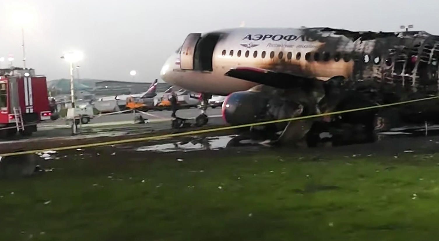 Обгоревший фюзеляж самолета компании Аэрофлот Sukhoi Superjet-100 на летном поле в аэропорту Шереметьево Обгоревший фюзеляж самолета компании Аэрофлот Sukhoi Superjet-100 на летном поле в аэропорту Шереметьево - РИА Новости, 1920, 05.07.2024