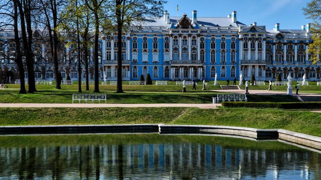 Вид на Екатерининский дворец в Екатерининском парке музея-заповедника Царское село Вид на Екатерининский дворец в Екатерининском парке музея-заповедника Царское село