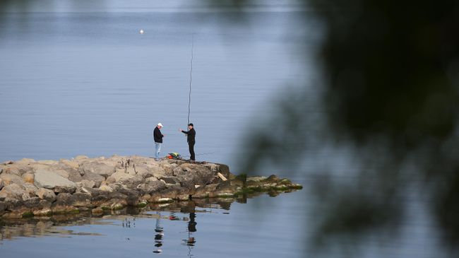 Рыбаки на берегу Геленджикской бухты Рыбаки на берегу Геленджикской бухты