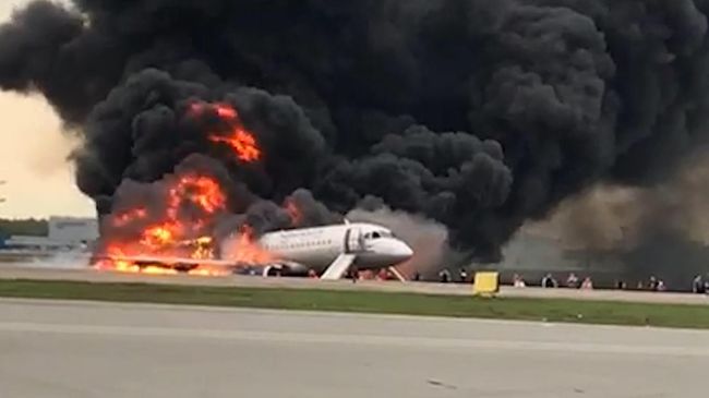 Повалил черный дым: пожар в самолете унес жизни 41 человека Повалил черный дым: пожар в самолете унес жизни 41 человека