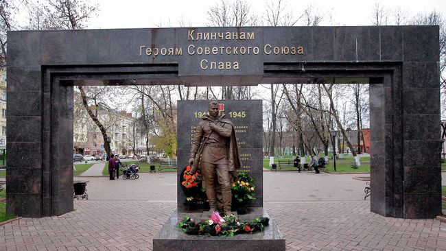 Памятник клинчанам, погибшим в годы Великой отечественной войны, в городском парке Клина Памятник клинчанам, погибшим в годы Великой отечественной войны, в городском парке Клина