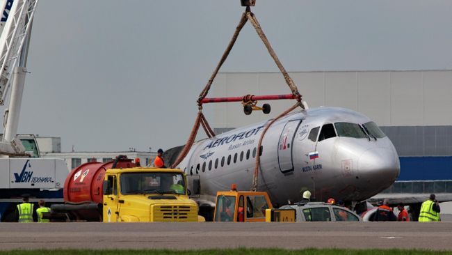 Обгоревший фюзеляж самолета компании Аэрофлот Sukhoi Superjet 100 на летном поле в аэропорту Шереметьево