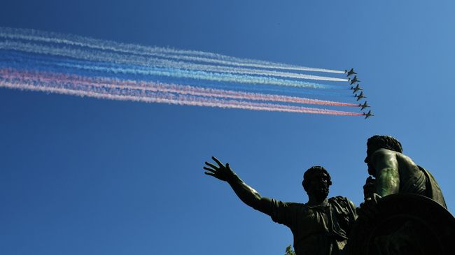 Штурмовики Су-25 БМ на генеральной репетиции военного парада на Красной площади Штурмовики Су-25 БМ на генеральной репетиции военного парада на Красной площади