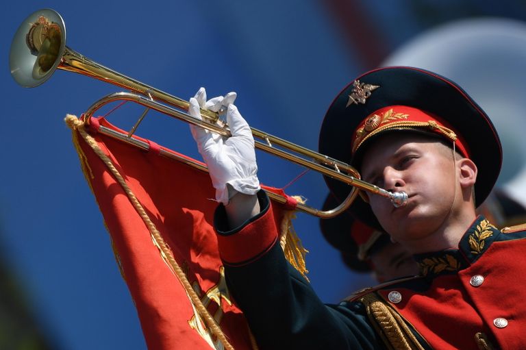 Военнослужащий парадного расчета на генеральной репетиции военного парада на Красной площади
