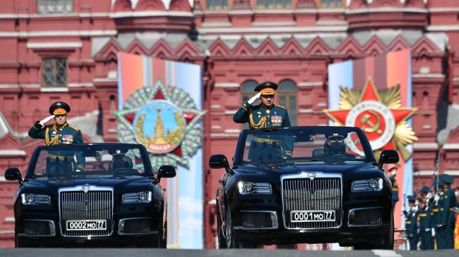 Министр обороны РФ Сергей Шойгу и главнокомандующий сухопутными войсками РФ генерал армии Олег Салюков на автомобилях Aurus Senat на генеральной репетиции военного парада на Красной площади Министр обороны РФ Сергей Шойгу и главнокомандующий сухопутными войсками РФ генерал армии Олег Салюков на автомобилях Aurus Senat на генеральной репетиции военного парада на Красной площади