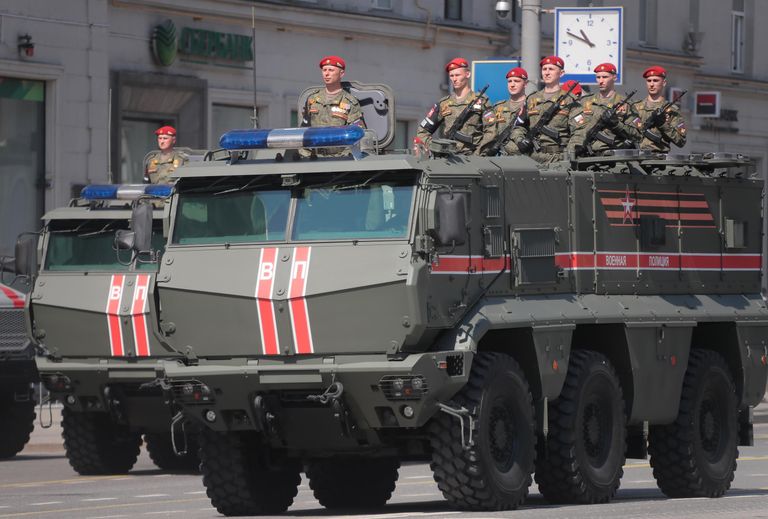 Военнослужащие в бронеавтомобиле Тайфун-К перед началом генеральной репетиции военного парада на Красной площади
