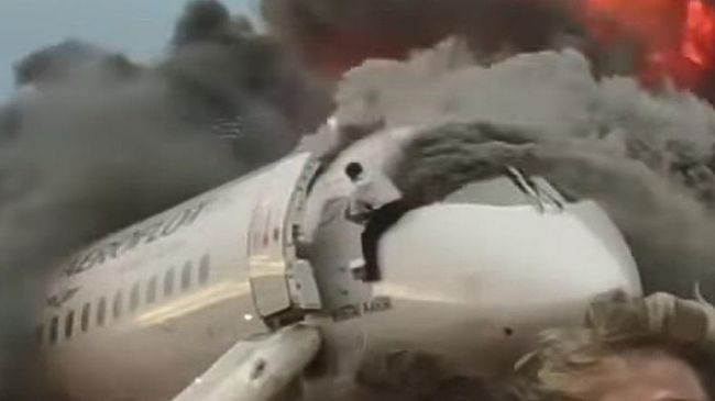 Стоп-кадр видео горящего самолета компании Аэрофлот Sukhoi Superjet-100 в Шереметьево Стоп-кадр видео горящего самолета компании Аэрофлот Sukhoi Superjet-100 в Шереметьево