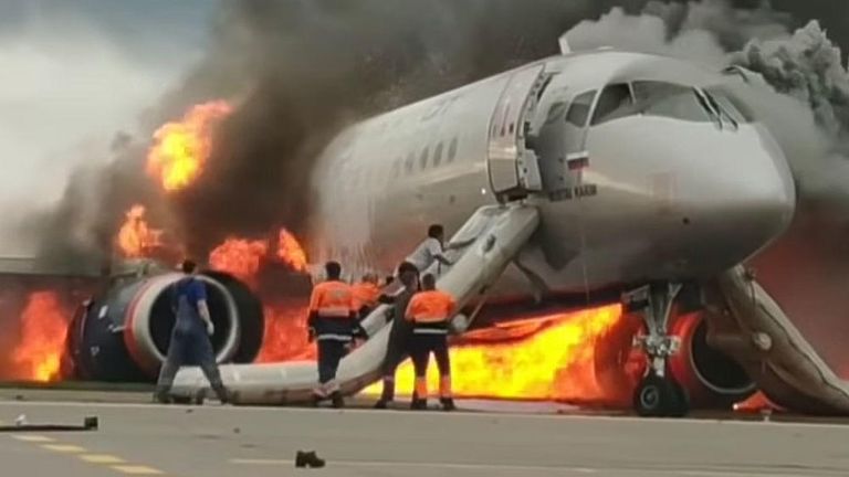 Стоп-кадр видео горящего самолета компании Аэрофлот Sukhoi Superjet-100 в Шереметьево Стоп-кадр видео горящего самолета компании Аэрофлот Sukhoi Superjet-100 в Шереметьево