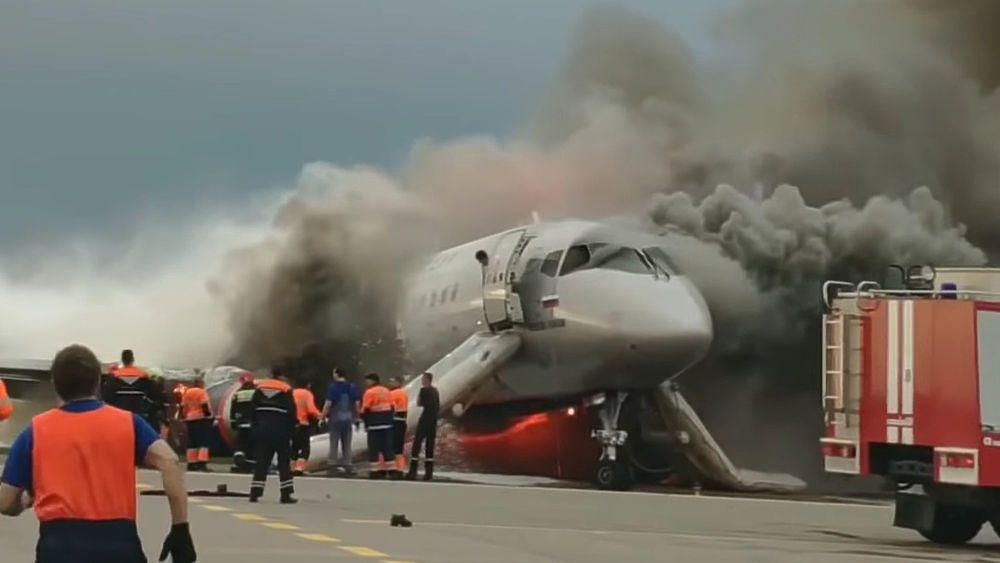 Стоп-кадр видео горящего самолета компании Аэрофлот Sukhoi Superjet-100 в Шереметьево Стоп-кадр видео горящего самолета компании Аэрофлот Sukhoi Superjet-100 в Шереметьево - РИА Новости, 1920, 15.08.2019