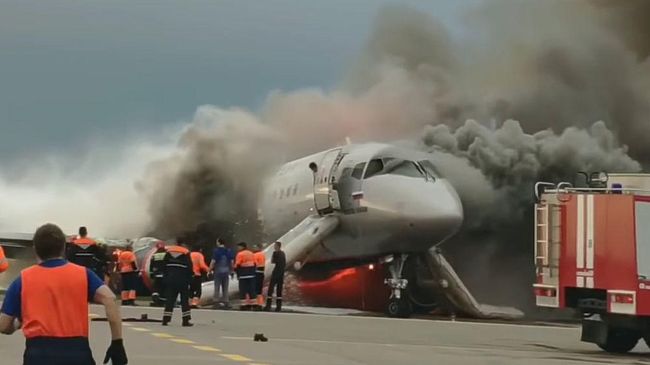 Стоп-кадр видео горящего самолета компании Аэрофлот Sukhoi Superjet-100 в Шереметьево Стоп-кадр видео горящего самолета компании Аэрофлот Sukhoi Superjet-100 в Шереметьево