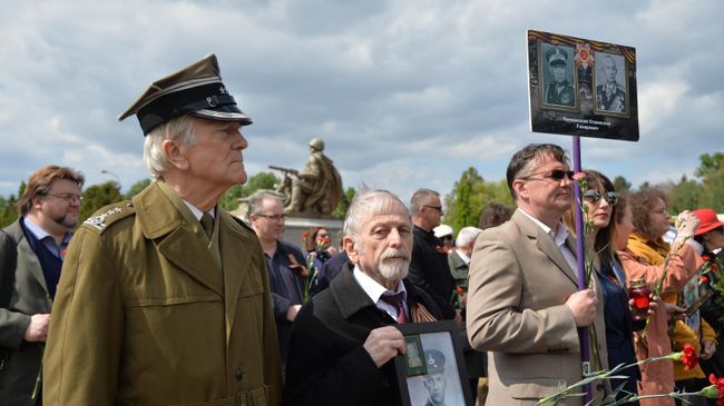 Участники акции Бессмертный полк на военно-мемориальном кладбище в Варшаве. 7 мая 2019 Участники акции Бессмертный полк на военно-мемориальном кладбище в Варшаве. 7 мая 2019