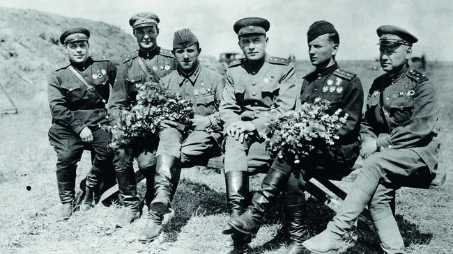 Генерал-лейтенант К.А. Вершинин с боевыми товарищами — воздушными асами Великой Отечественной войны. Генерал-лейтенант К.А. Вершинин с боевыми товарищами — воздушными асами Великой Отечественной войны.