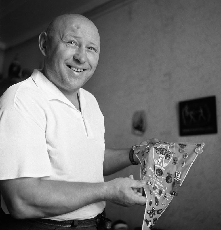 Советский боксер Николай Королев демонстрирует награды. Советский боксер Николай Королев демонстрирует награды.