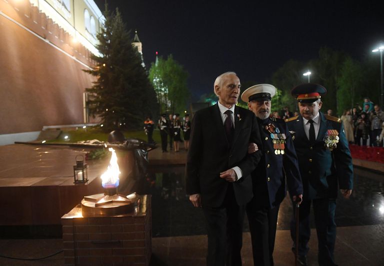 Профилактика горелки Вечного огня в Александровском саду
