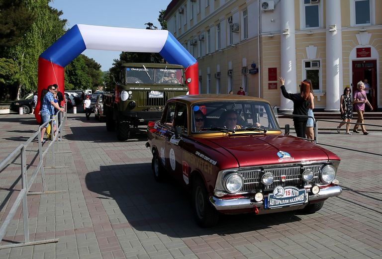 Участник юбилейного пятого авторалли Нахимов на автомобиле Москвич-412 на финише в Геленджике Участник юбилейного пятого авторалли Нахимов на автомобиле Москвич-412 на финише в Геленджике