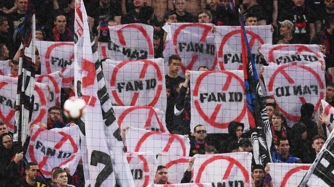 Болельщики ЦСКА с перечеркнутой надписью FAN ID Болельщики ЦСКА с перечеркнутой надписью FAN ID