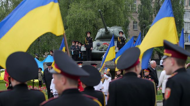 Церемония возложения цветов к памятнику Воинам-танкистам в Киеве Церемония возложения цветов к памятнику Воинам-танкистам в Киеве