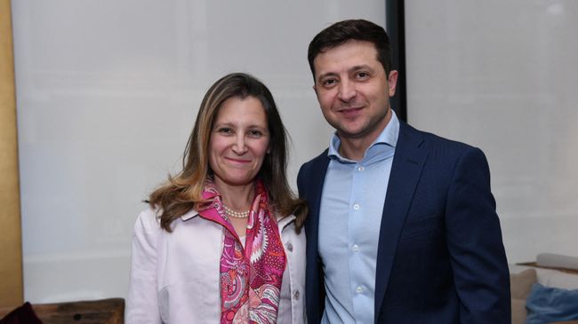 Избранный президент Украины Владимир Зеленский и министр иностранных дел Канады Христей Фриланд на встрече в Киеве. 8 мая 2019 Избранный президент Украины Владимир Зеленский и министр иностранных дел Канады Христей Фриланд на встрече в Киеве. 8 мая 2019
