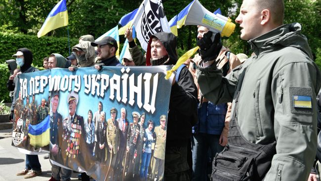 Марш участников Организации украинских националистов С14 (запрещенная в России), протестующих против акции Бессмертный полк в Киеве Марш участников Организации украинских националистов С14 (запрещенная в России), протестующих против акции Бессмертный полк в Киеве