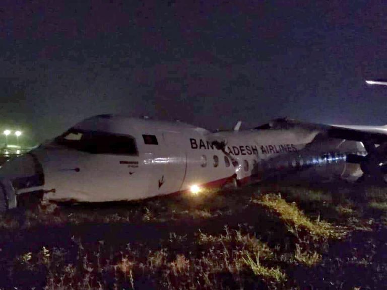 Место ЧП с самолетом авиакомпании Biman в аэропорту Янгон в Мьянме