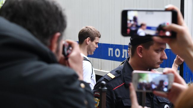 Футболист Александр Кокорин, признанный виновным в хулиганстве и побоях, после оглашения приговора в Пресненском суде. 8 мая 2019 Футболист Александр Кокорин, признанный виновным в хулиганстве и побоях, после оглашения приговора в Пресненском суде. 8 мая 2019