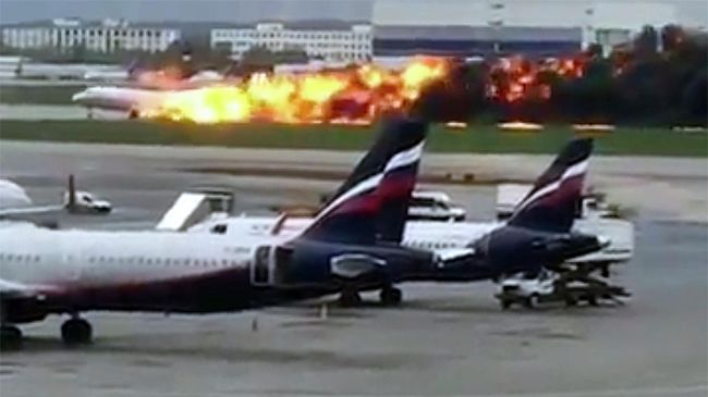 Стоп-кадр видео горящего самолета компании Аэрофлот Sukhoi Superjet-100 в Шереметьево Стоп-кадр видео горящего самолета компании Аэрофлот Sukhoi Superjet-100 в Шереметьево