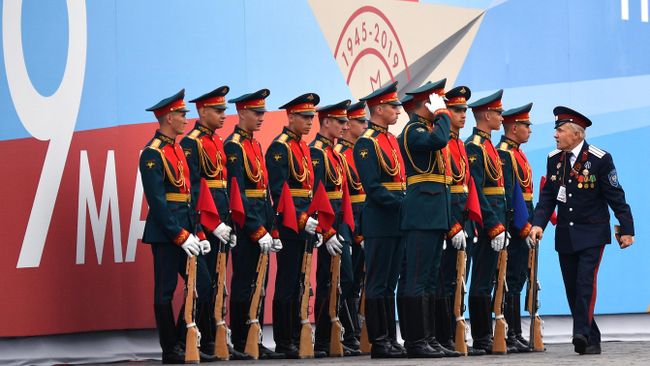 Военнослужащие почетного караула перед началом военного парада на Красной площади, посвящённого 74-й годовщине Победы в Великой Отечественной войне Военнослужащие почетного караула перед началом военного парада на Красной площади, посвящённого 74-й годовщине Победы в Великой Отечественной войне