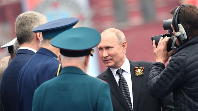 Президент РФ Владимир Путин на церемонии возложения цветов к Могиле Неизвестного солдата в Александровском саду. 9 мая 2019