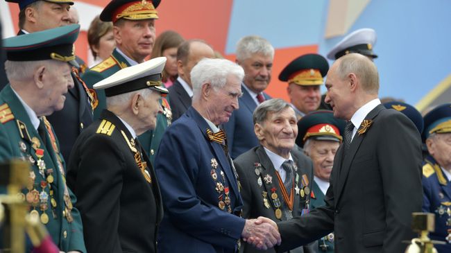 Президент РФ - верховный главнокомандующий вооружёнными силами РФ Владимир Путин перед началом военного парада в ознаменование 74-й годовщины Победы в Великой Отечественной войне 1941–1945 годов на Красной площади в Москве Президент РФ - верховный главнокомандующий вооружёнными силами РФ Владимир Путин перед началом военного парада в ознаменование 74-й годовщины Победы в Великой Отечественной войне 1941–1945 годов на Красной площади в Москве