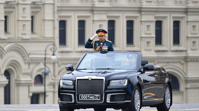 Министр обороны РФ Сергей Шойгу на автомобиле Aurus Senat на военном параде на Красной площади
