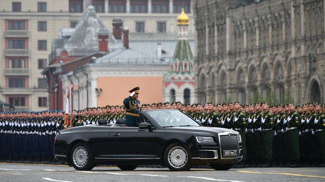 Министр обороны РФ Сергей Шойгу на автомобиле Aurus Senat Министр обороны РФ Сергей Шойгу на автомобиле Aurus Senat