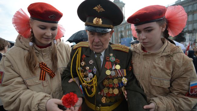 Ветеран Великой Отечественной войны и участники военно-патриотического общественного движения Юнармия 