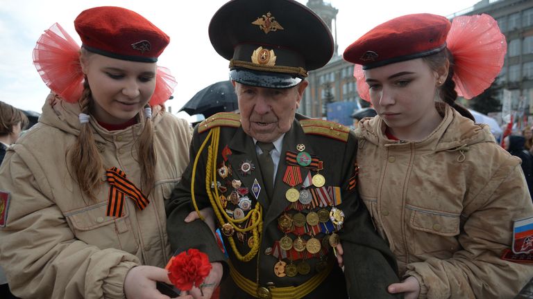 Ветеран Великой Отечественной войны и участники военно-патриотического общественного движения Юнармия во время акции Бессмертный полк в Екатеринбурге Ветеран Великой Отечественной войны и участники военно-патриотического общественного движения Юнармия во время акции Бессмертный полк в Екатеринбурге