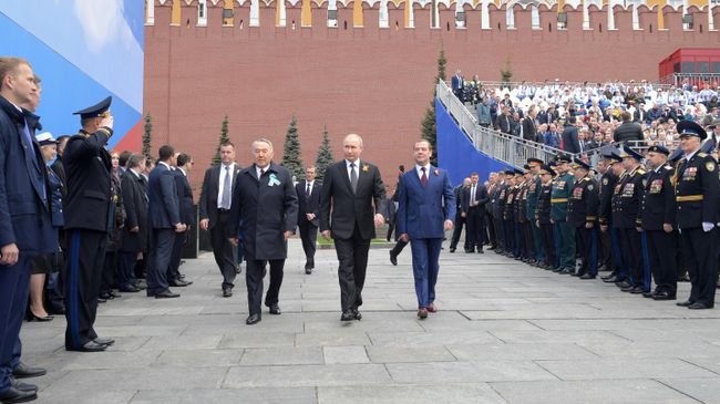 Президент России В. Путин, премьер-министр России Д. Медведев и председатель правящей партии Казахстана Нур Отан Нурсултан Назарбаев на военном параде в честь 74-й годовщины Победы в ВОВ Президент России В. Путин, премьер-министр России Д. Медведев и председатель правящей партии Казахстана Нур Отан Нурсултан Назарбаев на военном параде в честь 74-й годовщины Победы в ВОВ