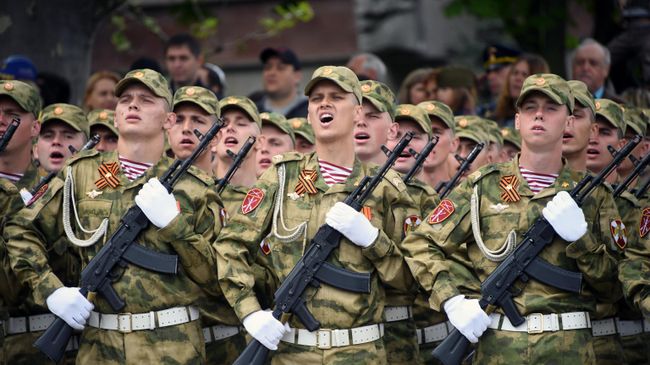 Военнослужащие на военном параде в Севастополе Военнослужащие на военном параде в Севастополе