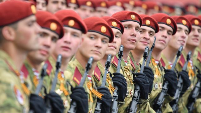 Военнослужащие войск Национальной гвардии РФ на военном параде на Красной площади Военнослужащие войск Национальной гвардии РФ на военном параде на Красной площади