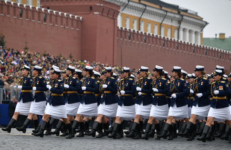 Сводный парадный расчет женщин-военнослужащих Министерства обороны РФ на военном параде на Красной площади, посвящённом 74-й годовщине Победы в Великой Отечественной войне Сводный парадный расчет женщин-военнослужащих Министерства обороны РФ на военном параде на Красной площади, посвящённом 74-й годовщине Победы в Великой Отечественной войне