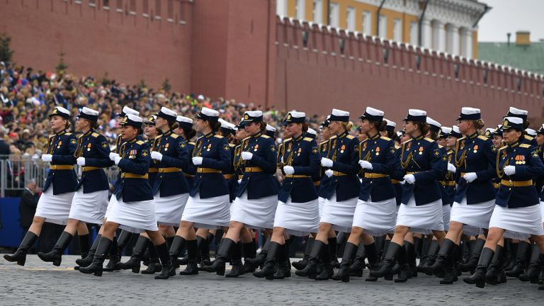 Сводный парадный расчет женщин-военнослужащих Министерства обороны РФ на военном параде на Красной площади, посвящённом 74-й годовщине Победы в Великой Отечественной войне Сводный парадный расчет женщин-военнослужащих Министерства обороны РФ на военном параде на Красной площади, посвящённом 74-й годовщине Победы в Великой Отечественной войне