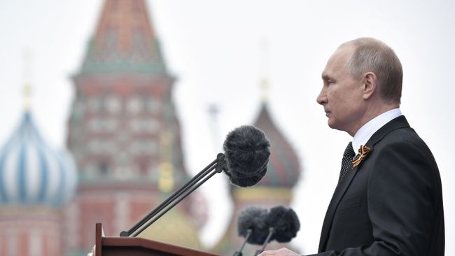 Президент РФ Владимир Путин выступает перед началом военного парада в ознаменование 74-й годовщины Победы в Великой Отечественной войне 1941–1945 годов на Красной площади в Москве Президент РФ Владимир Путин выступает перед началом военного парада в ознаменование 74-й годовщины Победы в Великой Отечественной войне 1941–1945 годов на Красной площади в Москве